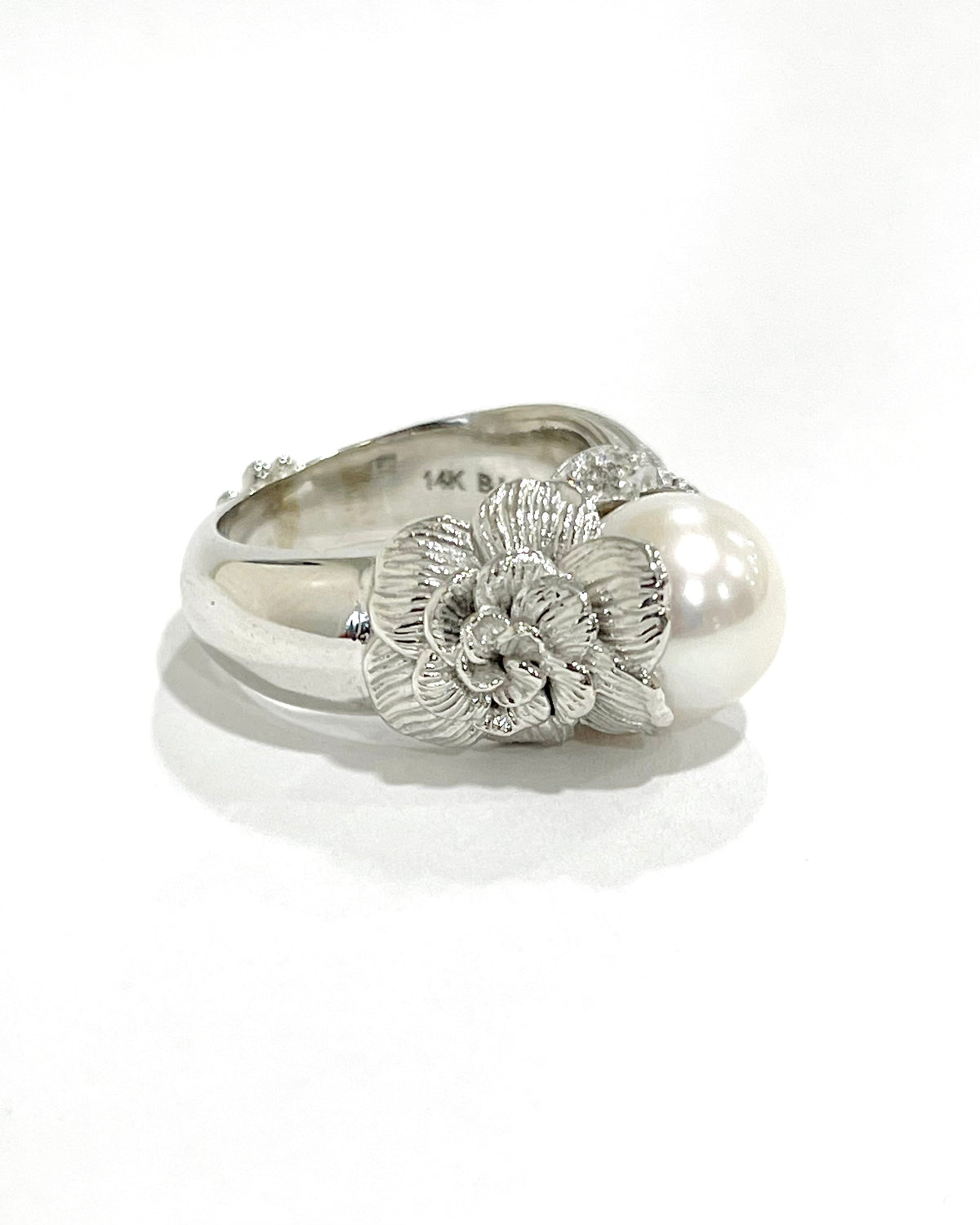 Pearl White gold ring with flower design 